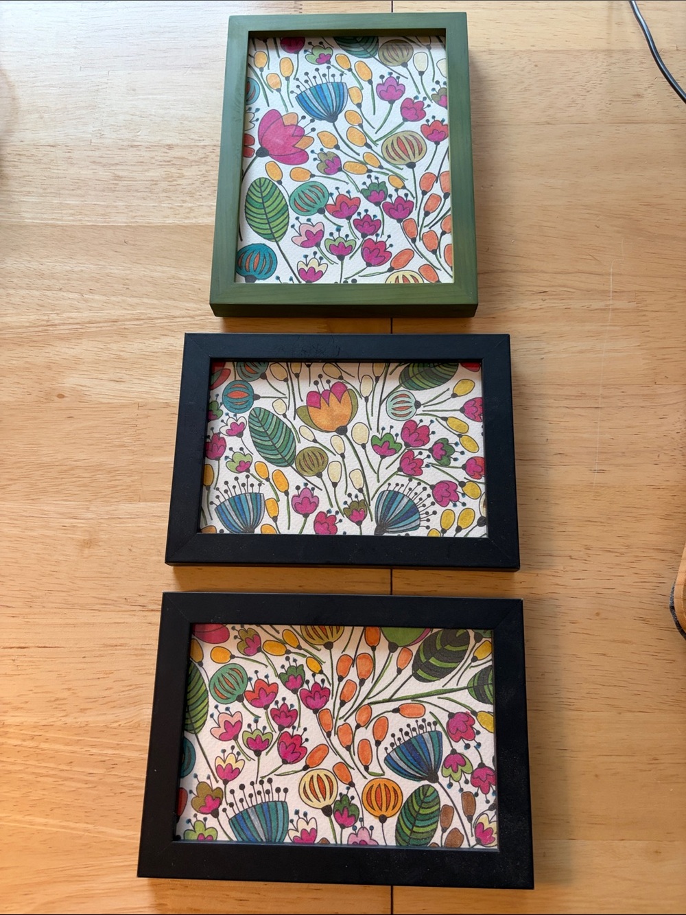 Set of 3 Floral Accent Picture Frames in Green and Black